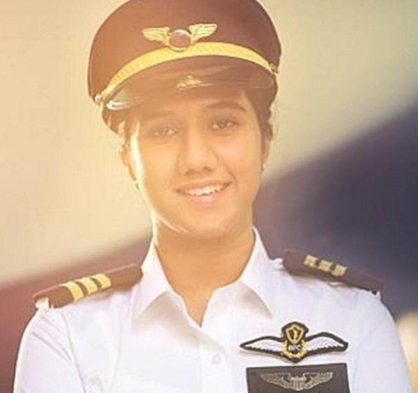 Kashmiri Girl Ayesha Aziz Will Be India's Youngest Pilot