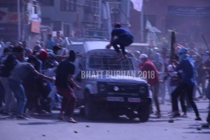 CRPF Vehicle is attacked by hundreds of stone pelters during ceasefire...