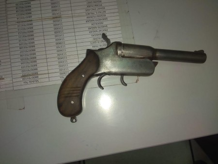 CISF nabbed a passenger Vishal Chand with a country made pistol at Anand Vihar Metro Station, ourvoice, werIndia