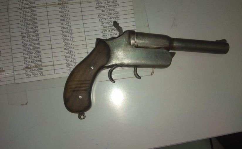 CISF nabbed a passenger Vishal Chand with a country made pistol at Anand Vihar Metro Station, ourvoice, werIndia