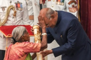 106 YR OLD SMT. THIMMAKKA BLESSES INDIA AS SHE RECEIVES THE PADMASHRI