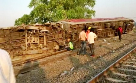 Purva express accident in Kanpur, ourvoice, werIndia