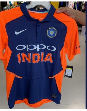 भारतीय टीम के नारंगी जर्सी को हास्यास्पद रूप से भगवाकरण कहा गया