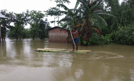 असम में ब्रह्मपुत्र बाढ़ की स्थिति गंभीर