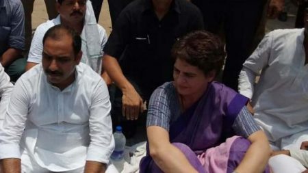 प्रियंका गांधी को सोनभद्र पीड़ित परिवारों से मिलने जाने से रोक दिया गया
