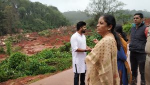 निर्मला सीतारमन ने कर्नाटक में बाढ़ प्रभावित क्षेत्रों का दौरा किया