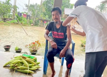 Meghalaya Farmer Gifts Maize From His Plantation To COVID Vaccination Team