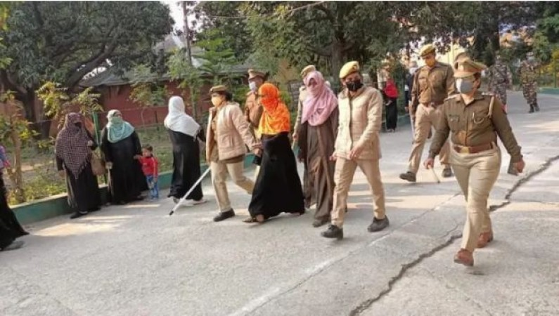 One More Reason To Ban Buqua ! Mother-daughter Wearing Burqa Was Casting Fake Votes, UP Police Arrested Both From Rampur